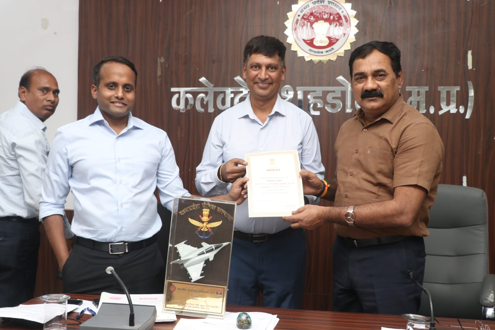 सशस्त्र सेना झण्डा दिवस निधि में उत्कृष्ट योगदान पर कलेक्टर डॉ.केदार सिंह सम्मानित